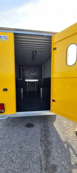 Bauwagen mit Tisch und Bänken ausgestattet, geeignet für B-Führerschein containercompany